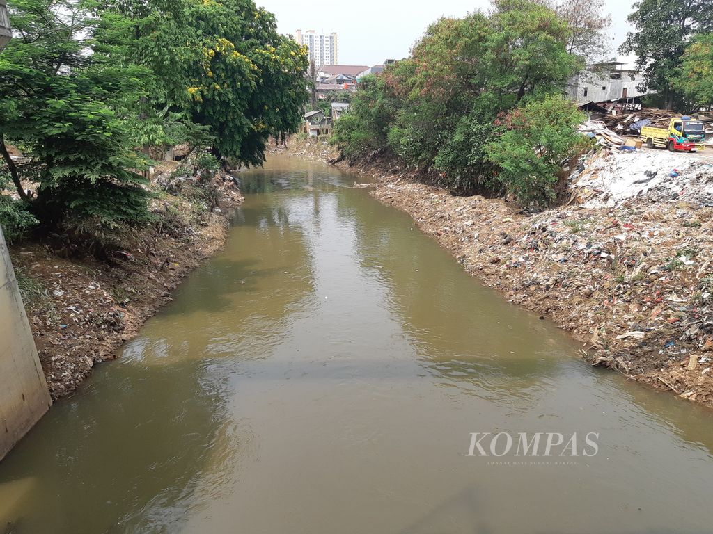 Aliran Sungai Ciliwung di Kelurahan Rawajati, Kecamatan Pancoran, Jakarta Selatan, Rabu (8/11/2023). Ketika musim hujan tiba, sungai ini cepat meluap. Warga yang tinggal di bantaran pun rentan dilanda banjir.