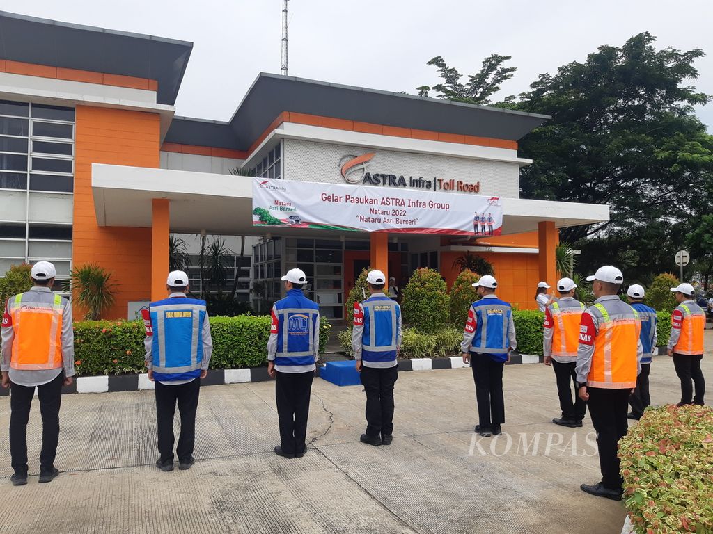 Sejumlah petugas melaksanakan Gelar Pasukan Astra Infra Group untuk Natal dan Tahun Baru di Kantor Astra Tol Cipali, Kabupaten Subang, Jawa Barat, Selasa (13/12/2022).