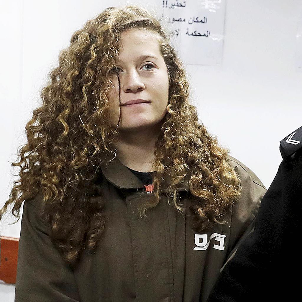Gadis Palestina, Ahed Tamimi (16), mendengarkan pembacaan dakwaan pengadilan militer di penjara militer Ofer, Desa Betunia, Tepi Barat, Senin (1/1). Israel menjatuhkan 12 dakwaan kepada Tamimi terkait rekaman video viral yang merekam dia memukul dan menendang dua tentara Israel di Tepi Barat. 