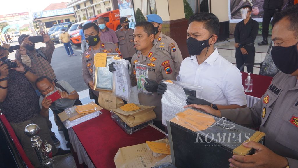 Aparat kepolisian menunjukkan barang bukti dalam penangkapan pemimpin organisasi wilayah Khalifatul Muslimin di Kabupaten Klaten, Jawa Tengah, Jumat (10/6/2022). 