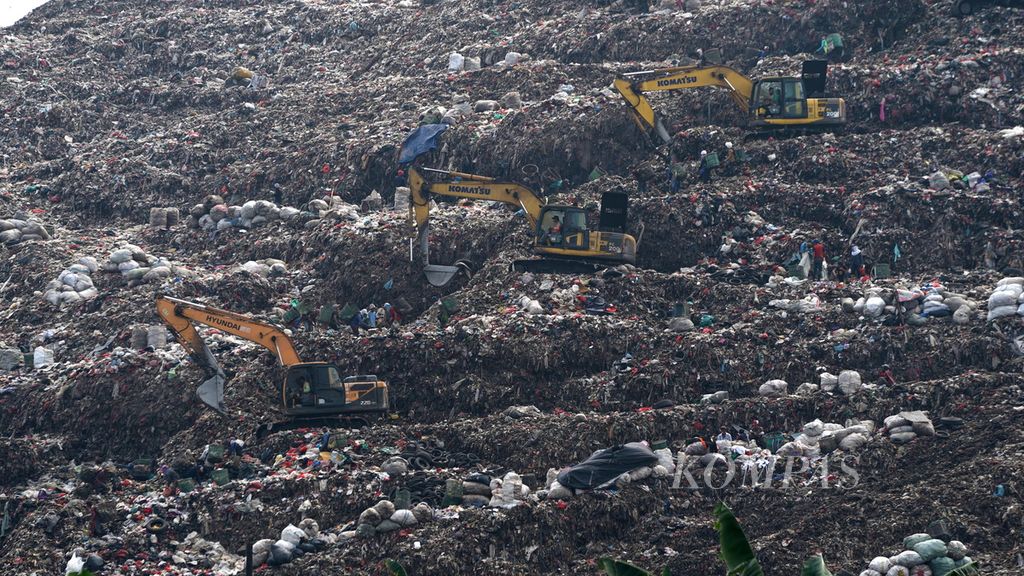 Alat berat mengangkut sampah di Tempat Pengelolaan Sampah Terpadu (TPST) Bantargebang di Kota Bekasi, Jawa Barat, Rabu (3/5/2023). 