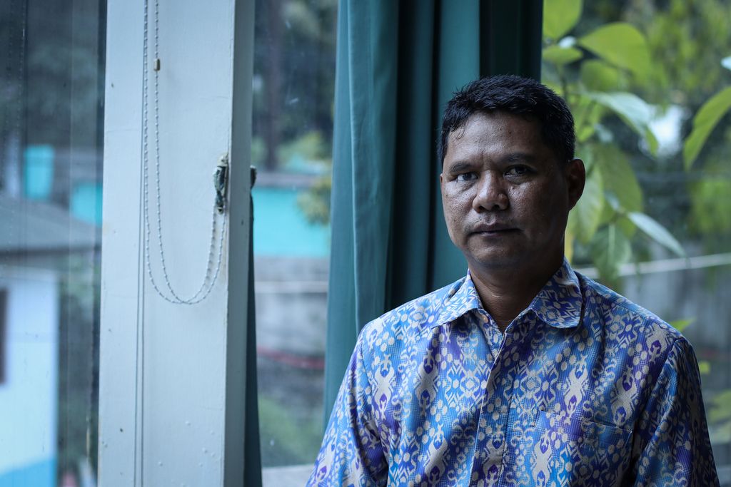 Pengurus Yayasan FKAAI sekaligus penyintas bom Kedutaan Besar Australia, Iwan Setiawan, berpose di kantor FKAAI, Jakarta, Minggu (16/4/2023). 