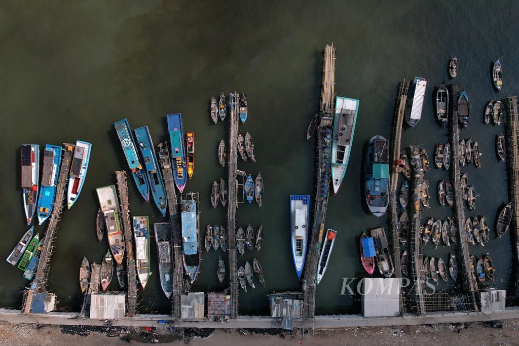 Kapal nelayan bersandar di Dermaga Kali Baru, Cilincing, Jakarta, Rabu (17/8/2022). Para nelayan mengeluhkan sulitnya mendapatkan pasokan BBM bersubsidi khusus untuk nelayan. Agar tetap dapat melaut, terpaksa para nelayan membeli BBM di SPBU dengan harga normal.