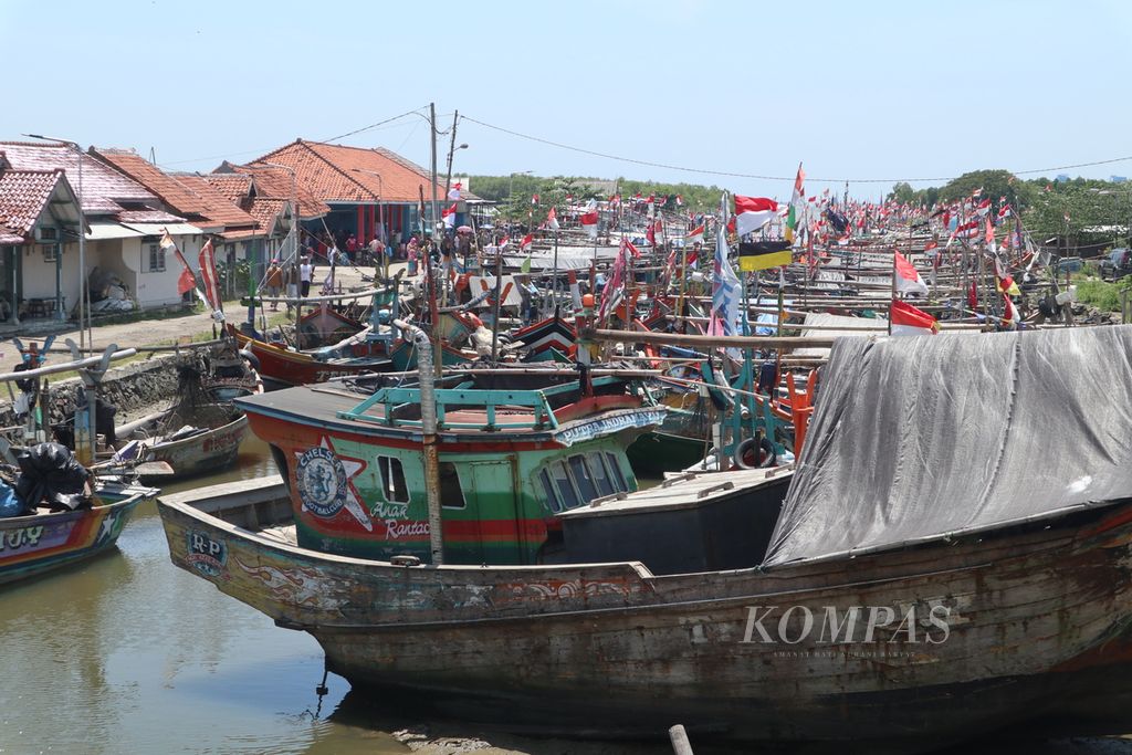 Deretan perahu nelayan tertambat di Desa Bandengan, Kecamatan Mundu, Kabupaten Cirebon, Jawa Barat, Rabu (13/4/2022). Nelayan setempat mengeluhkan pendangkalan muara dan sulitnya mendapatkan solar.