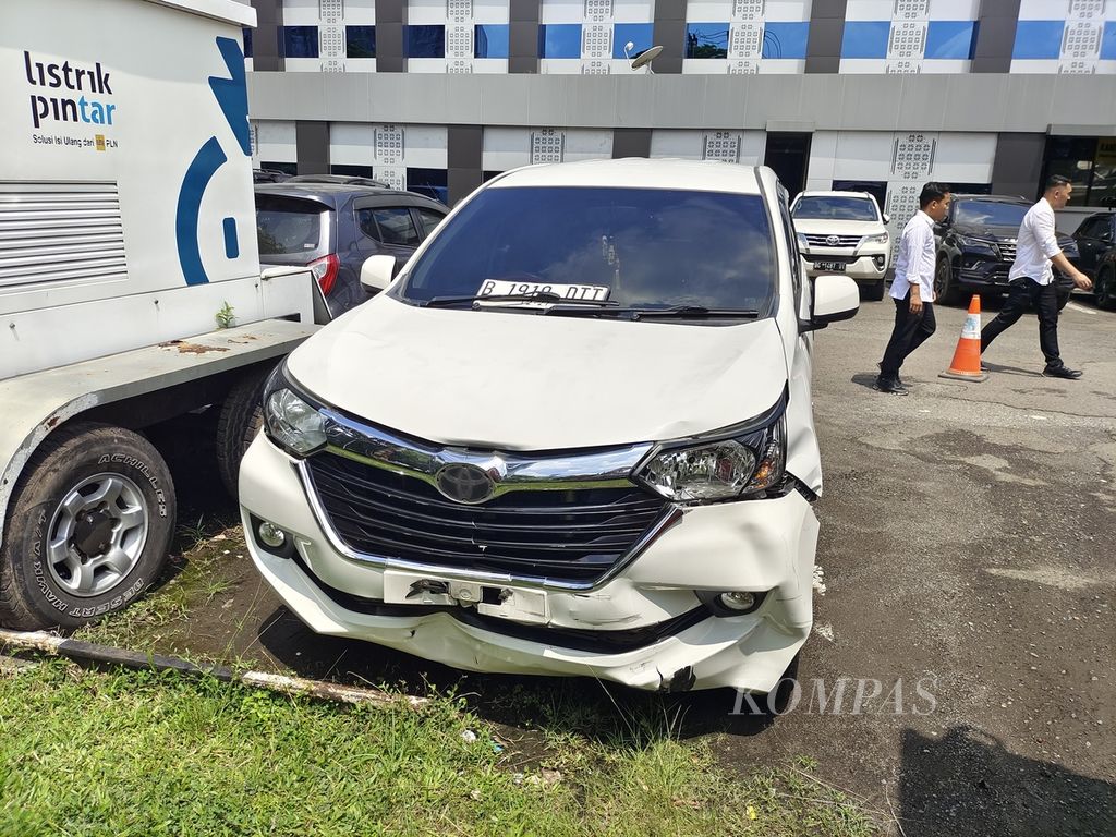 Mobil Avanza milik anggota Polres Lubuk Linggau berinsial FN yang coba diambil secara paksa oleh <i>debt collector</i> sehingga FN menembak <i>debt collector</i> tersebut di Palembang terparkir di Markas Polda Sumsel, Palembang, Senin (25/3/2024).
