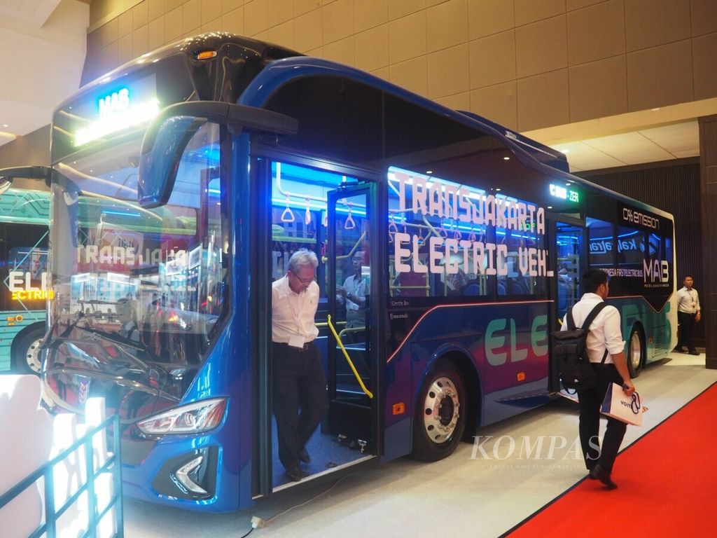 Bus listrik dipamerkan pada Kamis (21/3/2019).