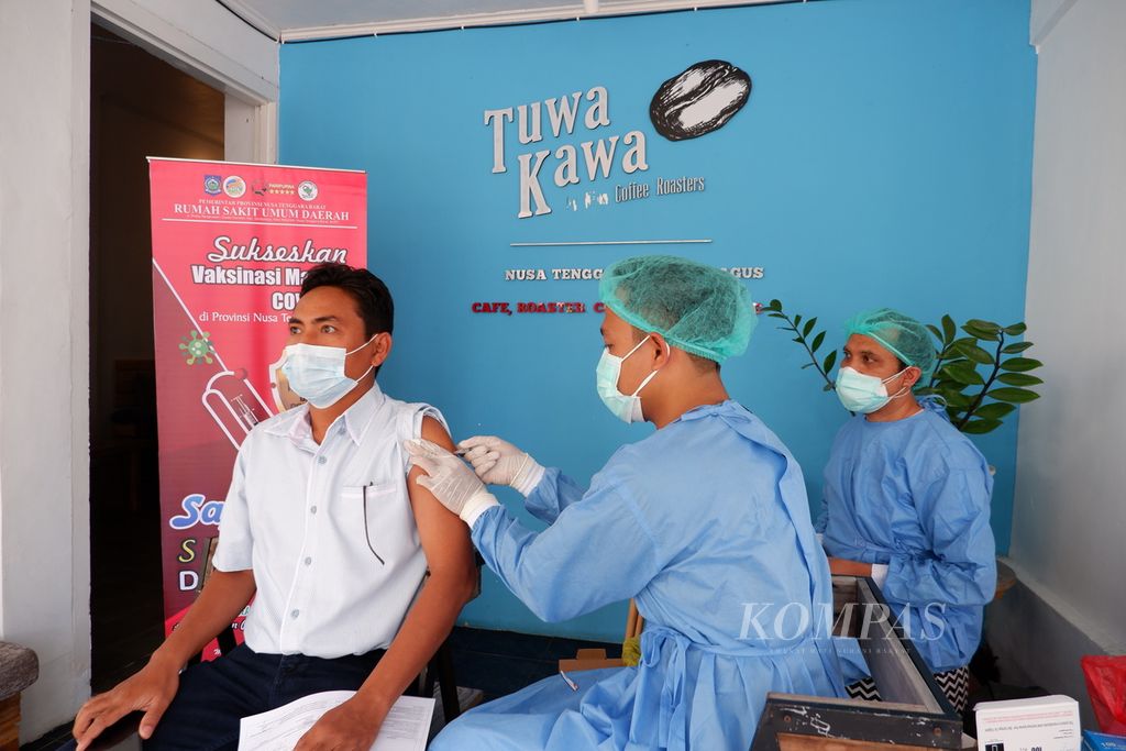 Vaksinator dari Rumah Sakit Umum Daerah (RSUD) Nusa Tenggara Barat menyuntikkan vaksin dalam kegitan Vaksinasi Covid-19 di Kafe Tuwa Kawa di Kota Mataram, Nusa Tenggara Barat, Rabu (18/8/2021). 