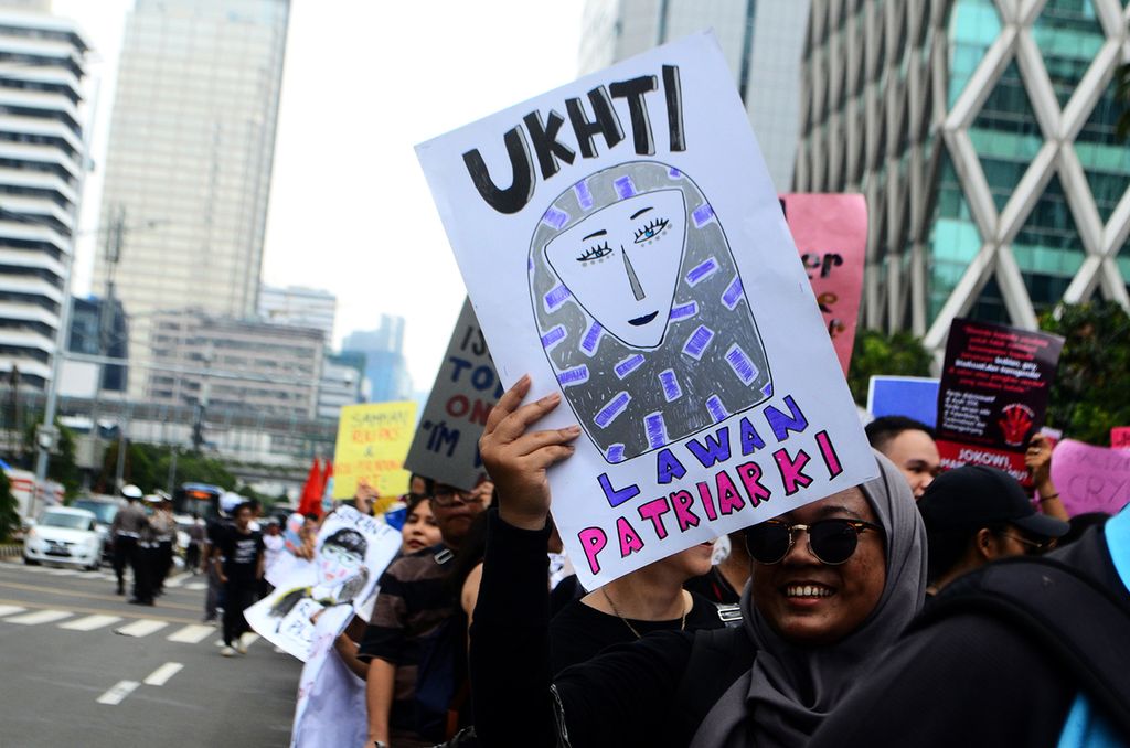 Peserta aksi dalam rangka Hari Perempuan Sedunia 2020 membentangkan poser di Jalan MH Thamrin, Jakarta Pusat, Minggu (8/3/2020). Dalam aksi ini, massa menyuarakan antara lain tentang keberagaman, kesetaraan gender, dan penuntasan kekerasan terhadap perempuan.