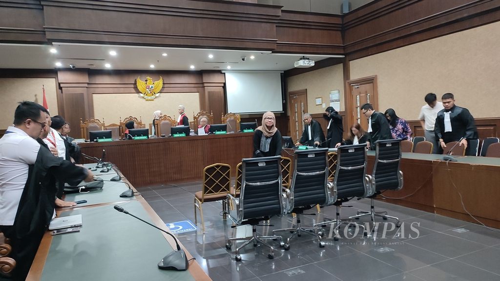 Bekas Direktur Utama PT Pertamina (Persero) Karen Agustiawan mengikuti sidang pembacaan surat dakwaan terhadap dirinya di Pengadilan Tindak Pidana Korupsi Jakarta, Senin (12/1/2024).