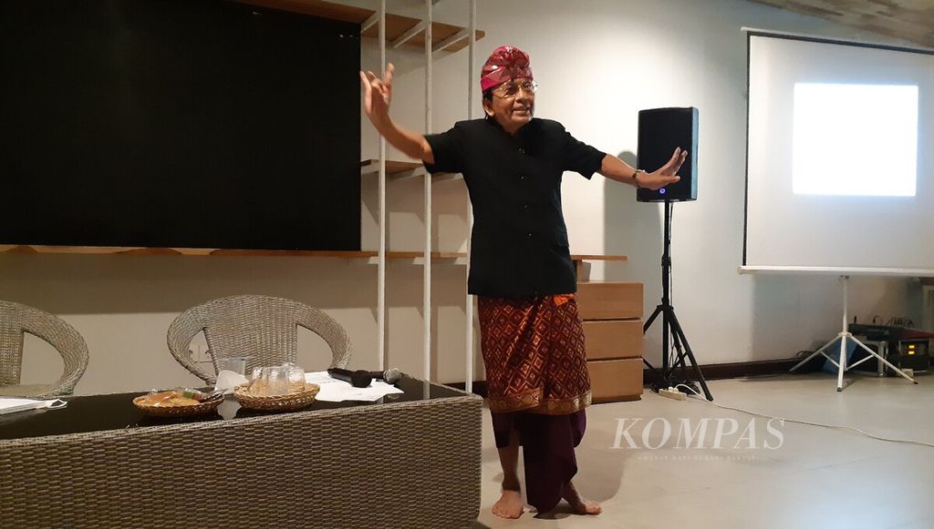 Maestro I Made Bandem memperagakan gerakan tari ketika memberikan materi dalam lokakarya tari di Gedung DNA Art and Creative Hub Kota Denpasar, Jumat (29/4/2022), dalam rangkaian perayaan Hari Tari Sedunia 2022. 