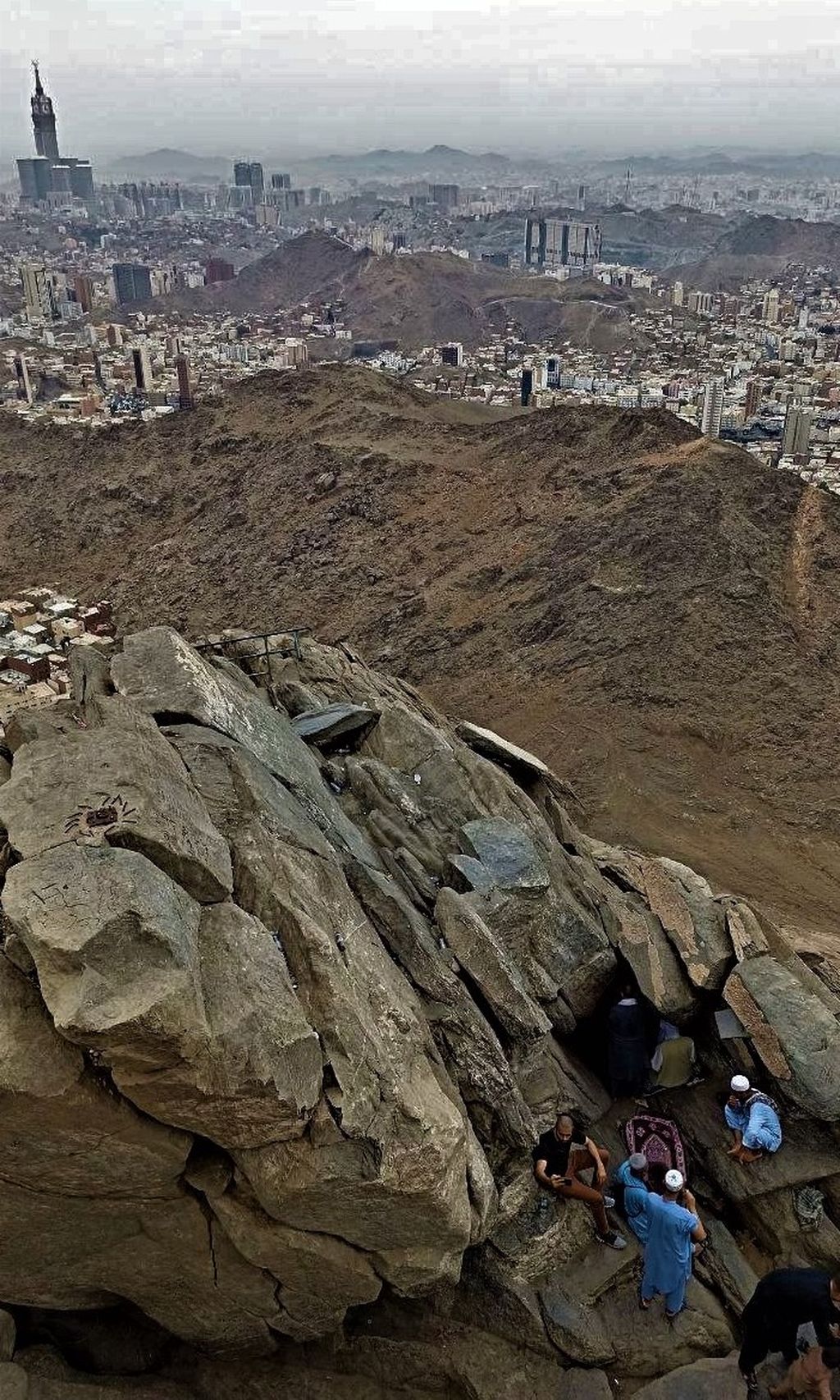Sejumlah peziarah mengunjungi Goa Hira di puncak Jabal Nur di Mekkah, Arab Saudi, Senin (1/8/2022) pagi. Goa Hira merupakan salah satu situs bersejarah tempat Nabi Muhammad menyendiri dan kemudian menerima wahyu pertama.