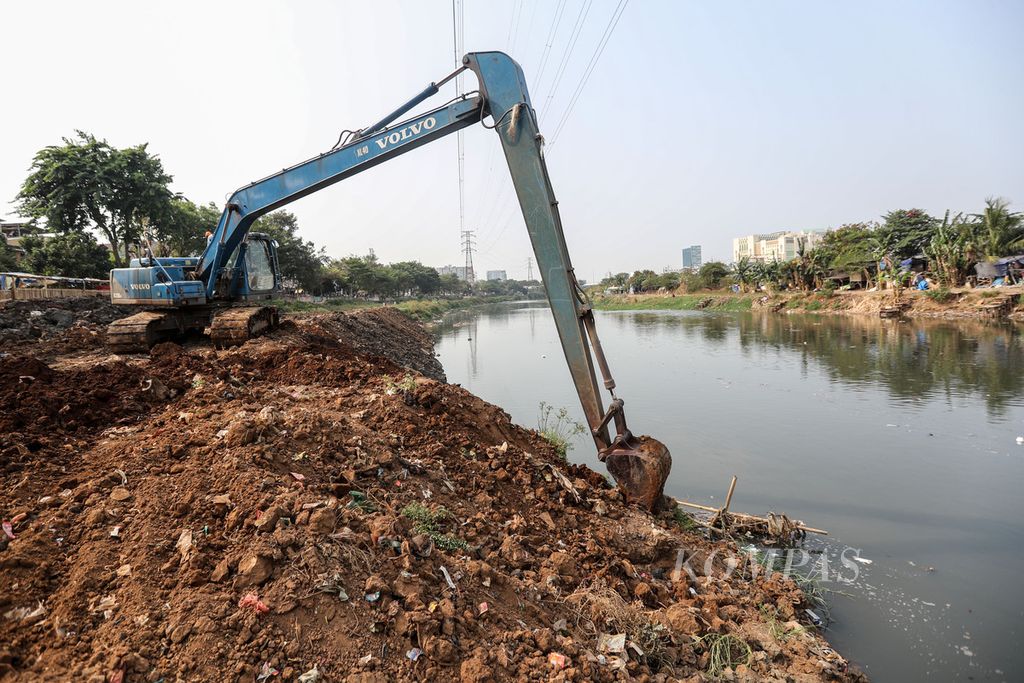 An excavator is dredging mud from the West Flood Canal area in Petamburan, Tanah Abang, Central Jakarta, on Friday (8/9/2023). Two excavators belonging to the DKI Jakarta Water Resources Agency are dredging mud in the West Flood Canal area to widen the river. The mud will be used to raise the riverbank to prevent residents from building on it. This work is being carried out to anticipate river water overflow during the rainy season.