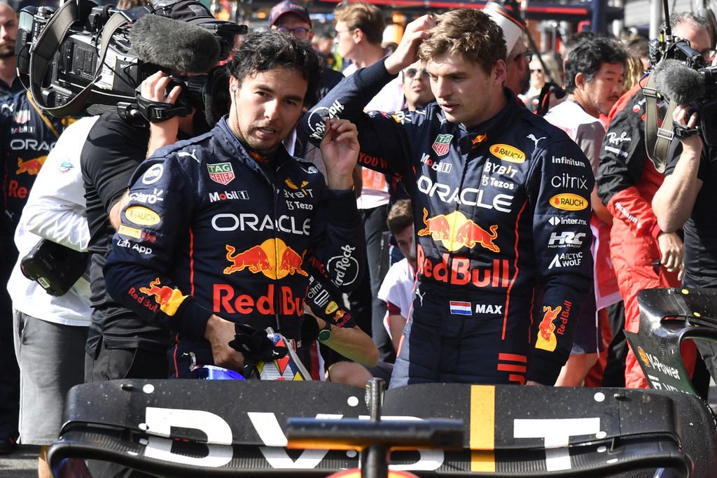 Dua pembalap tim Oracle Red Bull Racing Sergio Perez (kiri) dan Max Verstappen berbincang setelah masing-masing finis kedua dan pertama di Grand Prix Formula Satu Belgia di sirkuit Spa-Francorchamps, Belgia, Minggu (28/8/2022). Posisi ke tiga ditempati pembalap dari tim Scuderia Ferrari Carlos Sainz.