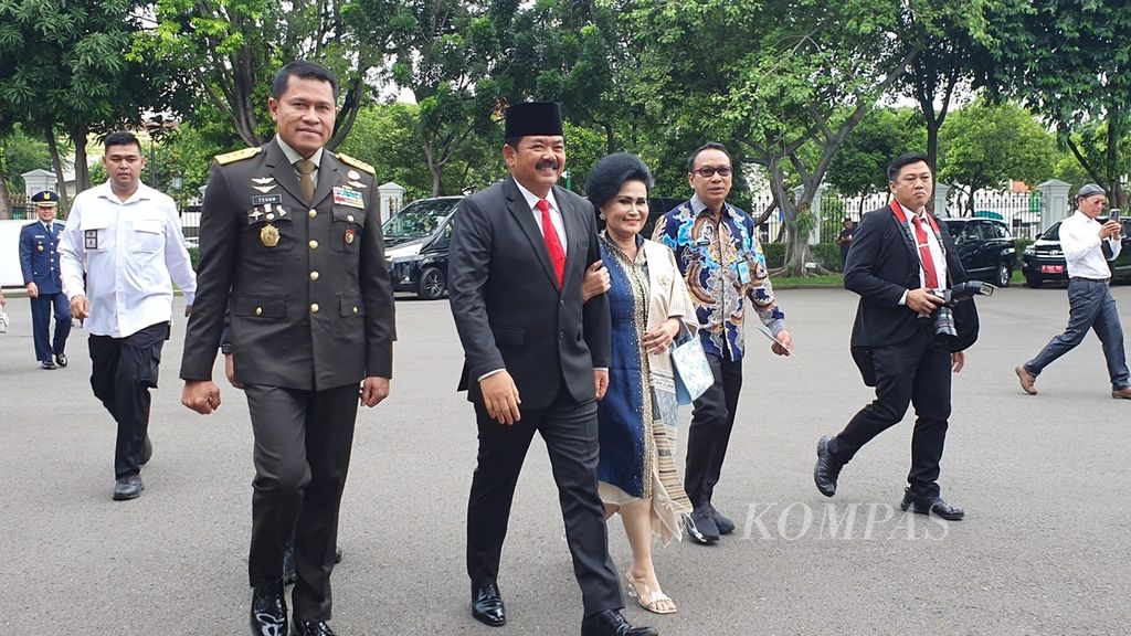 Hadi Tjahjanto (berjas dan dasi merah) dan istrinya, Nanik Istumawati, dalam kebaya biru tiba di Kompleks Istana Kepresidenan, Jakarta, Rabu (21/2/2024), pukul 10.05. Hadi kemudian masuk ke Istana Negara untuk dilantik sebagai Menko Polhukam.