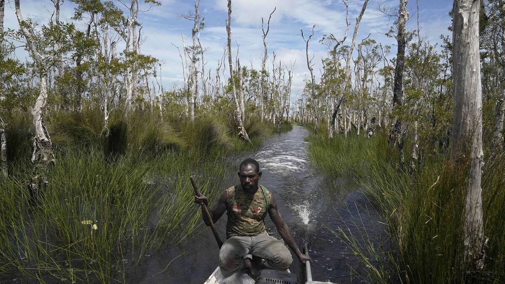 Solomon Maywa (30), lelaki suku Kanume, subsuku Marind Anim Anim naik perahu untuk berburu kanguru yang biasa disebut