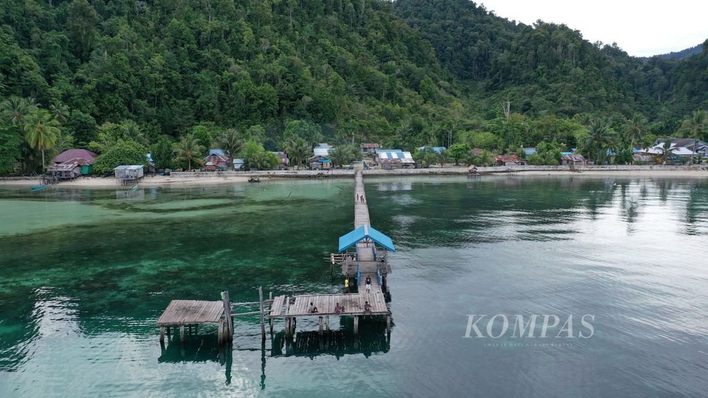 Kawasan pantai di Kampung Yensner, Teluk Mayalibit, Raja Ampat, Papua Barat, awal Juni 2021. Saat itu, Kampung Yensner sedang menjalankan sasi atau peraturan adat yang melarang eksploitasi suatu lokasi di perairan dalam jangka waktu tertentu. 