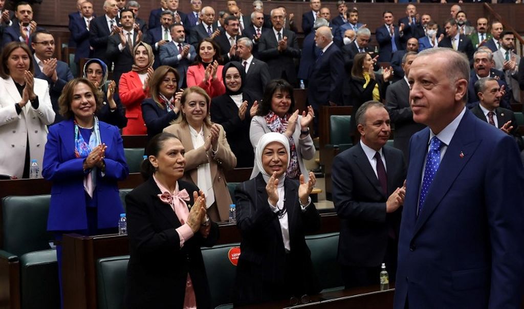 Presiden Turki yang juga pemimpin Partai Keadilan dan Pembangunan (AKP) Recep Tayyip Erdogan disambut tepuk tangan anggota partai saat rapat partai di Ankara, 18 Mei 2022.