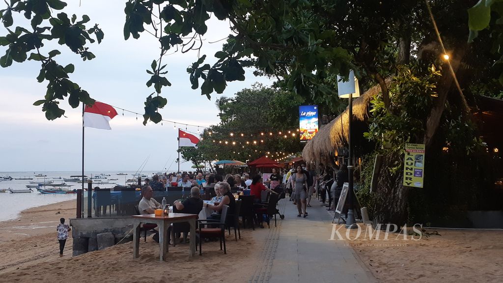 Deretan kafe pinggir pantai di kawasan Sanur, Bali, Sabtu (12/11/2022).