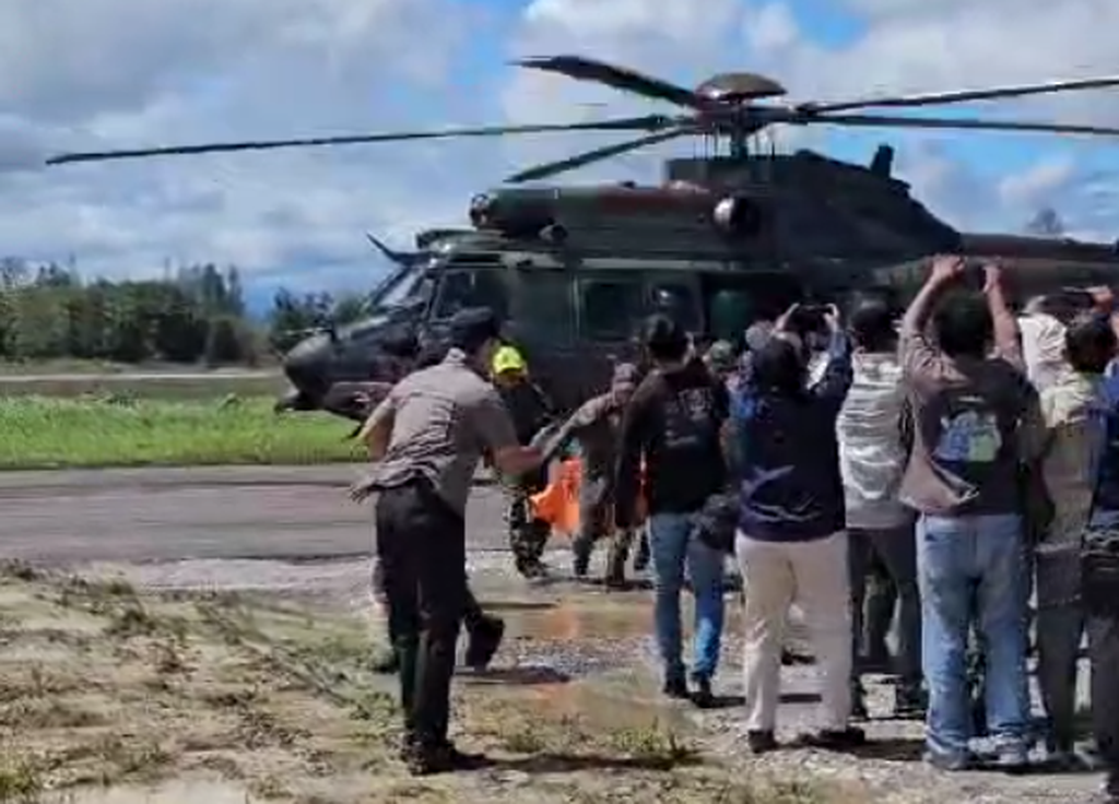 Proses evakuasi jenazah Glen Malcolm Conning (50), pilot berkebangsaan Selandia Baru yang ditembak kelompok Organisasi Papua Merdeka saat tiba di Timika, ibu kota Kabupaten Mimika, Papua Tengah, Selasa (6/8/2024). 