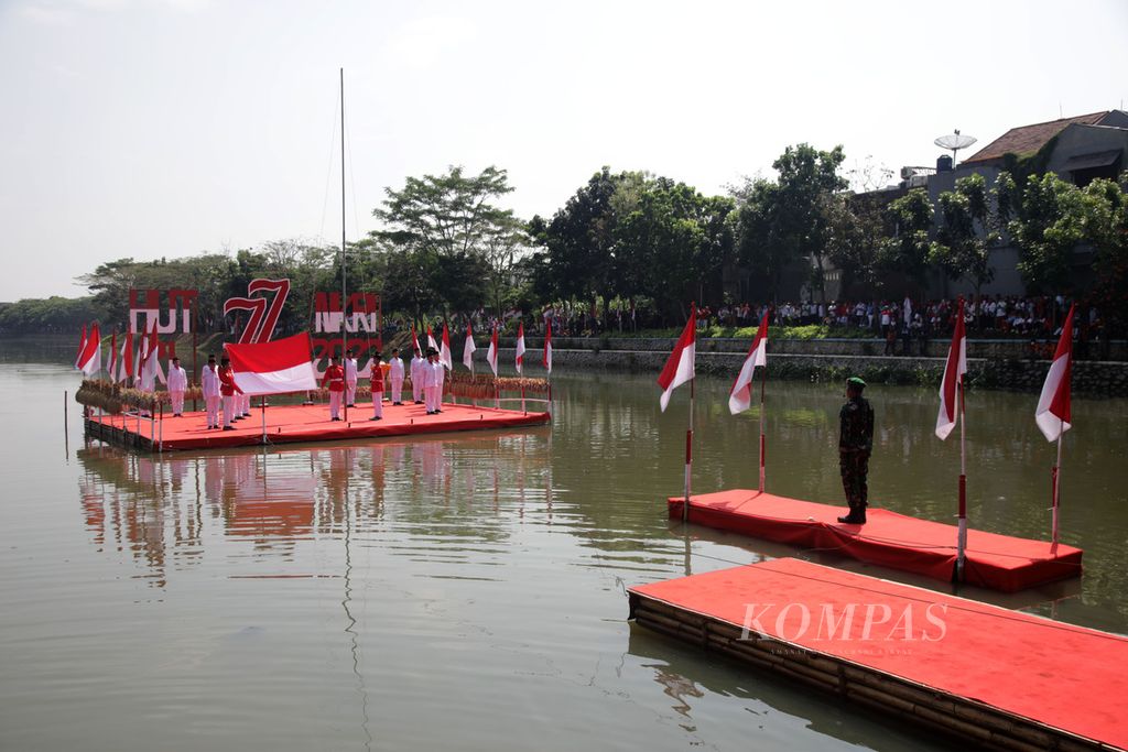 Upacara bendera untuk memperingati HUT Ke-77 Kemerdekaan Indonesia digelar di Setu Parigi, Tangerang Selatan, Banten, Kamis (18/8/2022). Upacara ini digelar dalam rangkaian acara Pondok Aren Berkibar yang melibatkan seluruh komponen masyarakat. 