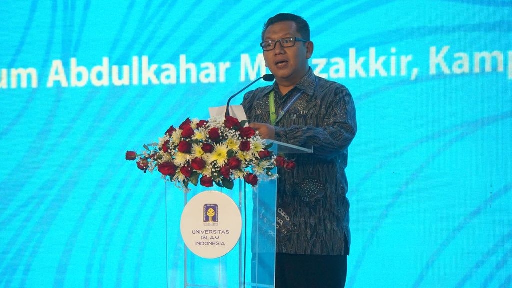 Rektor Universitas Islam Indonesia Fathul Wahid menyampaikan sambutan dalam acara bertajuk Seminar Kebangsaan dan Moderasi Islam” yang diselenggarakan di Universitas Islam Indonesia, Yogyakarta, Sabtu (16/11/2019).