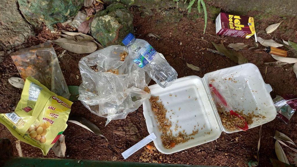 Sampah makanan yang ditemukan di kolong halte di Jalan Letnan Sutopo, Tangerang Selatan, Minggu (8/5/2022). 
