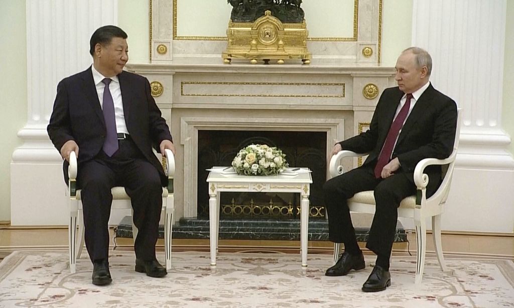 Dalam foto yang diambil dari video ini, terlihat Presiden China Xi Jinping (kiri) berbicara dengan Presiden Rusia Vladimir Putin dalam pertemuan di Kremlin, Moskwa, Rusia, Senin (20/3/2023). 