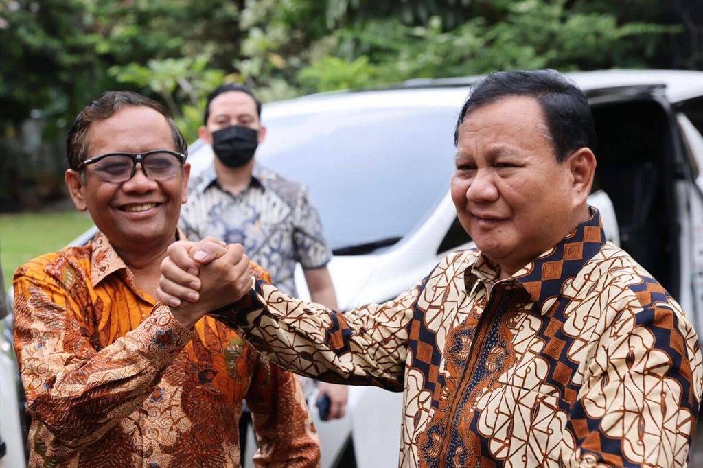 Ketua Umum Partai Gerindra yang juga Menteri Pertahanan, Prabowo Subianto (kanan) dan Menteri Koordinator Bidang Politik, Hukum, dan Keamanan Mahfud MD (kiri).