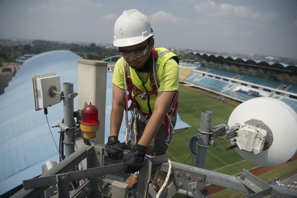 Pekerja rekanan perusahaan PT Tower Bersama Infrastructure Tbk (TBIG) memanjat menara telekomunikasi yang dikelola perusahaan tersebut di Stadion Maguwoharjo, Sleman, DI Yogyakarta, Rabu (9/10/2019). 