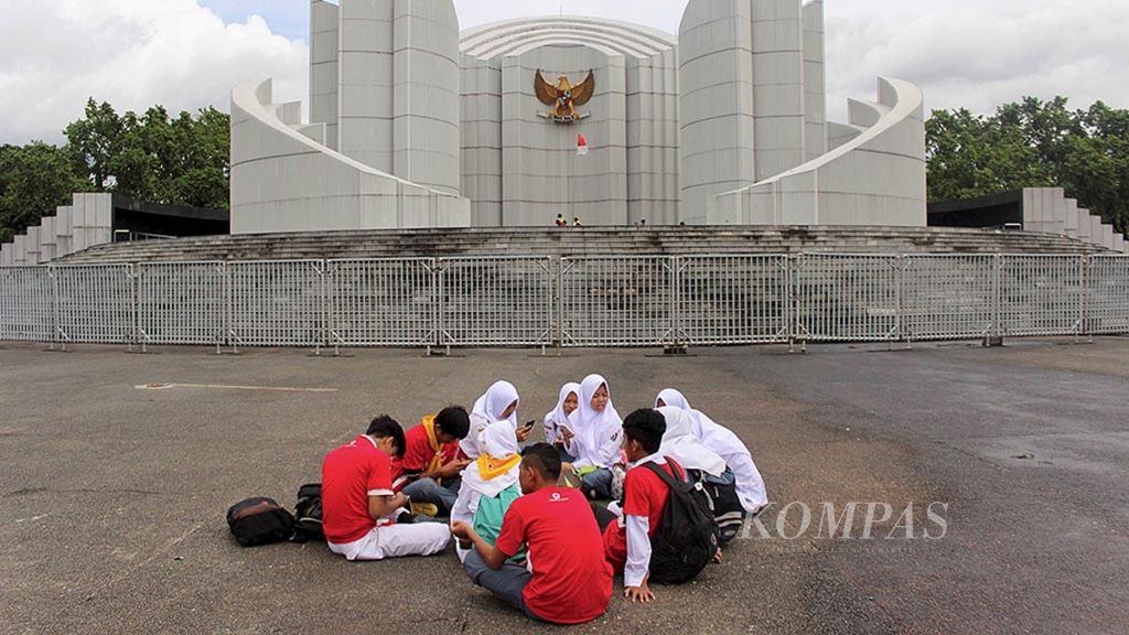 Fasilitator Palang Merah Indonesia (PMI) Kota Bandung, Jawa Barat, berdiskusi dengan sejumlah siswa di Monumen Perjuangan Rakyat Jawa Barat, Selasa (17/1). Dalam diskusi tersebut, mereka membahas pentingnya keberadaan palang merah remaja di sekolah. Kompas/Tatang Mulyana Sinaga (TAM) 17-01-2016