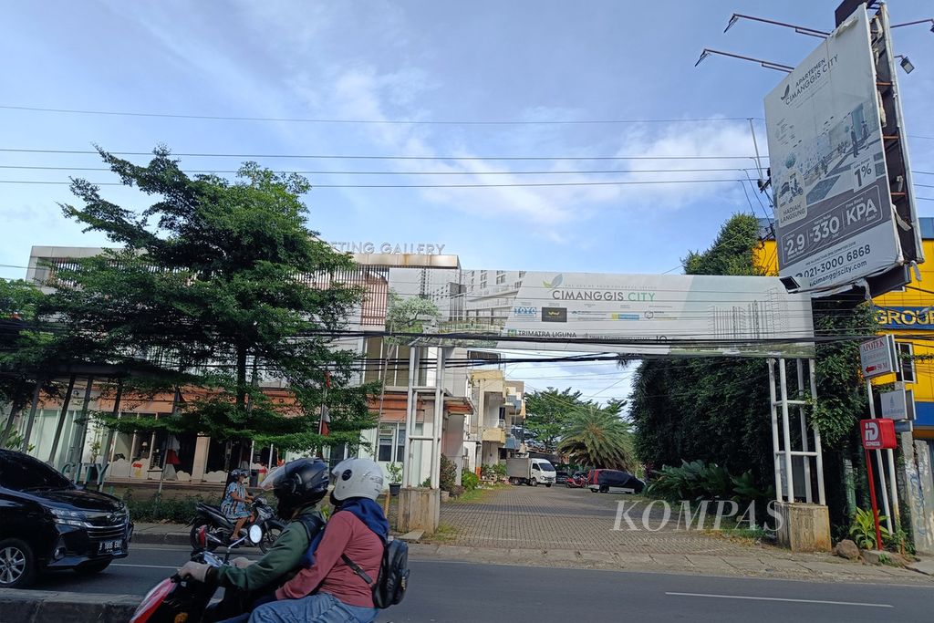 Papan iklan pembangunan apartemen Cimanggis City di Jalan Raya Bogor, Depok, Jawa Barat, Senin (23/1/2023). 