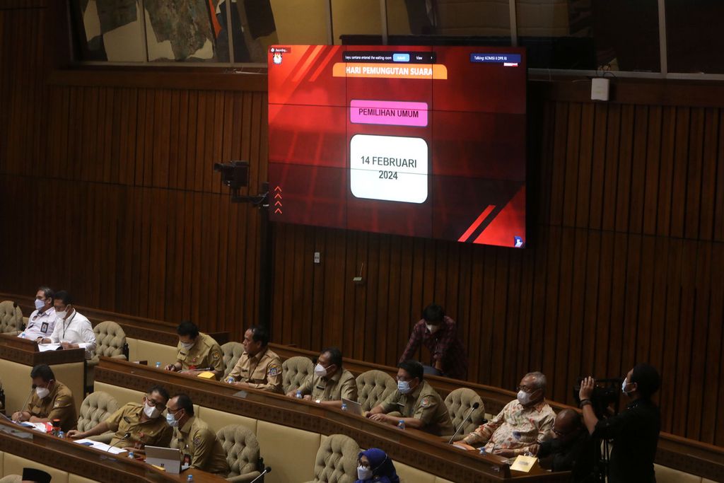 Usulan tahapan Pemilu 2024 ditayangkan di layar besar saat dipaparkan Ketua KPU Ilham Saputra dalam rapat dengan Komisi II DPR di Kompleks Parlemen, Jakarta, Senin (24/1/2022).  