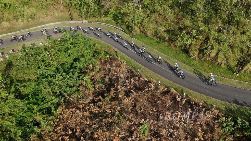 Para pabalap melintasi kawasan Mekarsakti, Ciemas, Sukabumi, Jawa Barat, pada etape pertama Cycling de Jabar 2023, Sabtu (8/7/2023). 