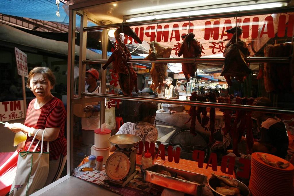 Suasana Gang Gloria, Pancoran, Jakarta Barat, yang banyak menawarkan masakan khas Tionghoa.
