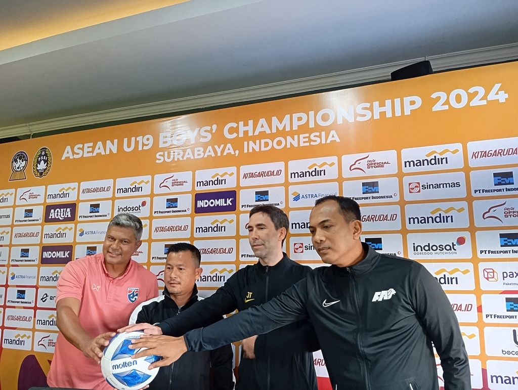 Dari kiri ke kanan, Pelatih Thailand Emerson Pereira, Pelatih Brunei Darussalam Amiruddin Jumat, Pelatih Malaysia Juan Torres, dan Pelatih Singapura Fadzuhasny dalam jumpa pers Piala AFF U-19 di Stadion Gelora Bung Tomo, Surabaya, Jawa Timur, Rabu (17/7/2024).