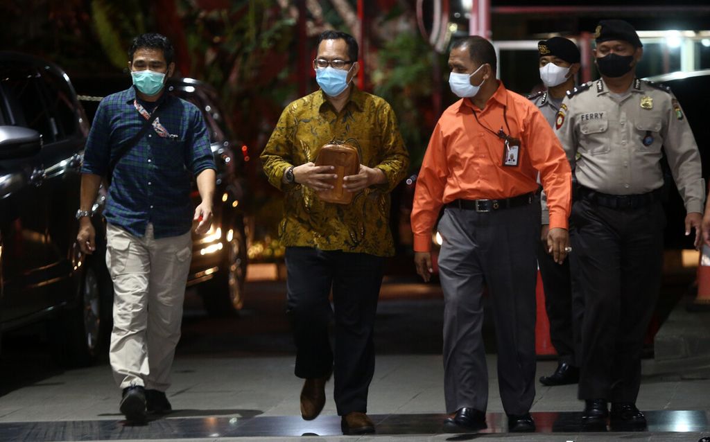 Hakim Pengadilan Negeri Surabaya, Jawa Timur, Itong Isnaini Hidayat (mengenakan batik), yang terjaring operasi tangkap tangan Komisi Pemberantasan Korupsi (KPK) tiba di Gedung KPK, Jakarta, Kamis (20/1/2022) malam.
