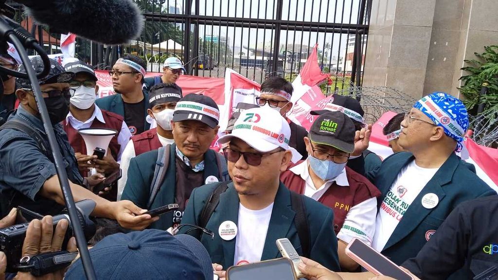 Juru bicara aliansi tenaga kesehatan seluruh Indonesia, Mahesa Paranadipa, di sela-sela demo menolak RUU Kesehatan, Senin (28/11/2022).