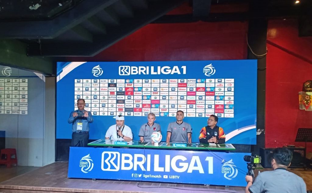 Pelatih Persis Solo Milomir Seslija dan pemain Persis Solo, Jaimerson da Silva Xavier (tengah), dalam sesi jumpa pers di Stadion Kapten I Wayan Dipta, Gianyar, Rabu (28/2/2024).