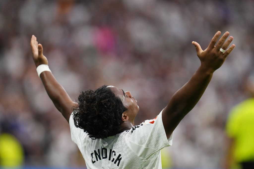 Penyerang Real Madrid, Endrick, merayakan gol perdananya di Liga Spanyol pada laga melawan Real Valladolid di Stadion Santiago Bernabeu, Madrid, Minggu (25/8/2024). Madrid menang dengan skor 3-0.