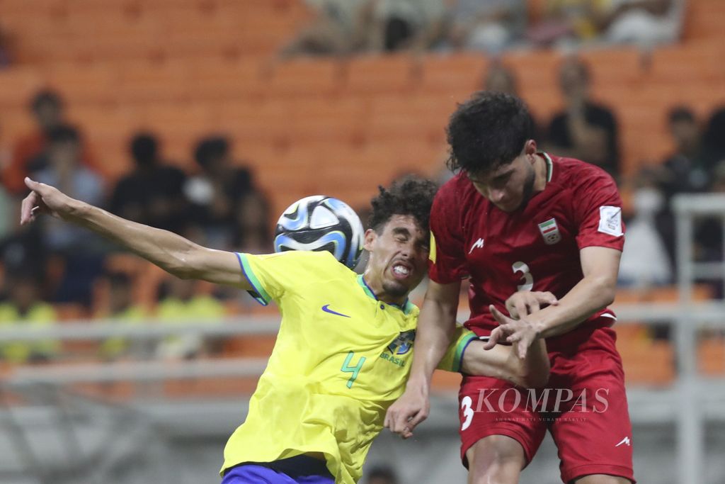 Pemain Brasil, Da Mata (kiri), berebut bola dengan pemain Iran, Hesam Nafari, di pertandingan Grup C Piala Dunia U-17 2023 di Stadion Internasional Jakarta (JIS), Sabtu (11/11/2023). Iran menang 3-2 atas Brasil. 