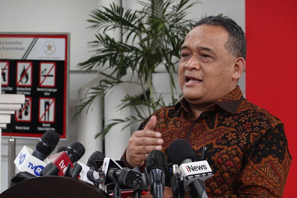Kepala BP2MI Benny Rhamdani seusai mengikuti rapat terbatas terkait barang impor <i>e-commerce </i>dan barang-barang pengiriman milik pekerja migran Indonesia yang dipimpin Presiden Joko Widodo di Kompleks Istana Kepresidenan Jakarta, Kamis (3/8/2023).