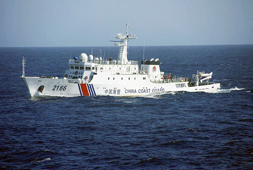 Foto yang diambil oleh polisi air Jepang pada 24Juli 2013 menunjukkan kapal penjaga pantai China berlayar di perairan Senkaku, Okinawa, Jepang.     