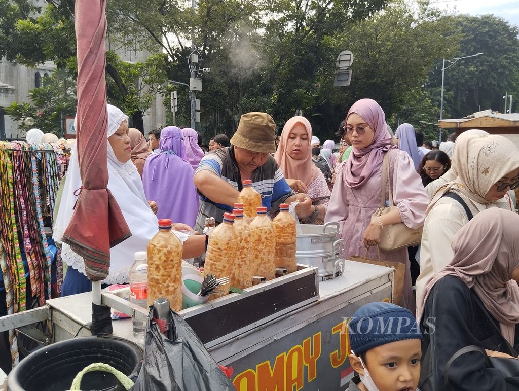 Sejumlah umat Islam berburu kuliner seusai mengikuti shalat Idul Fitri di Masjid Istiqlal, Jakarta, Rabu (10/4/2024) pagi.