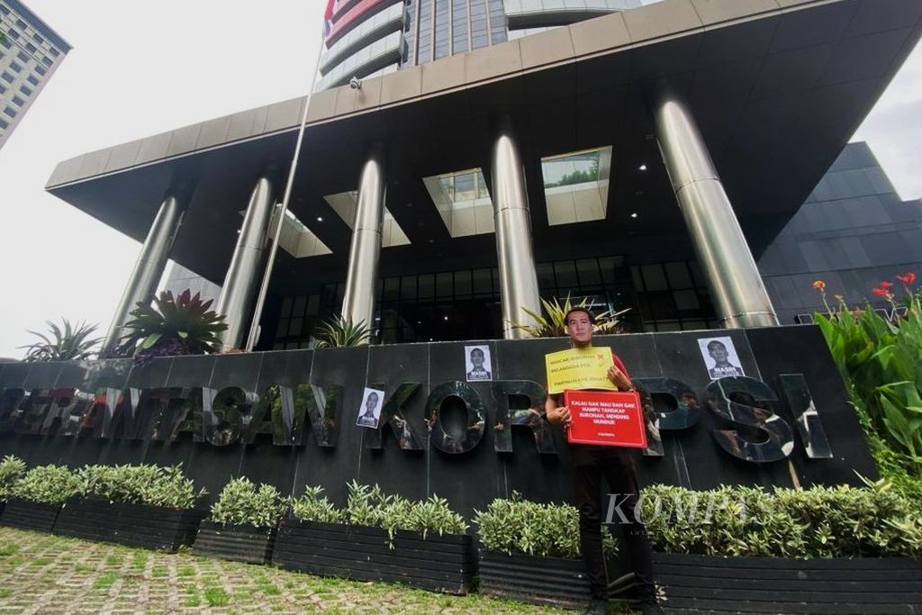 Aktivis antikorupsi dari Indonesia Corruption Watch melakukan aksi di depan Gedung KPK terkait kasus Harun Masiku, politikus PDI-P yang masih menjadi buron, Senin (15/1/2024).