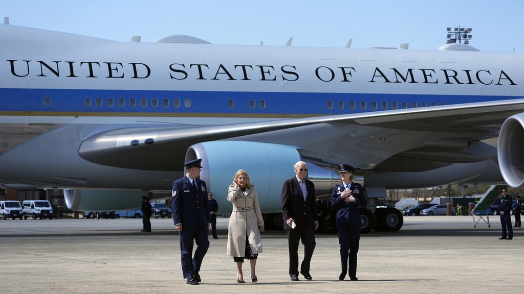 Presiden AS Joe Biden (tengah kanan) dan Ibu Negara Jill Biden (tengah, kiri) berjalan setelah turun dari pesawat kepresidenan Air Force One di Pangkalan Angkatan Udara Andrews, Maryland, 29 Maret 2024. 
