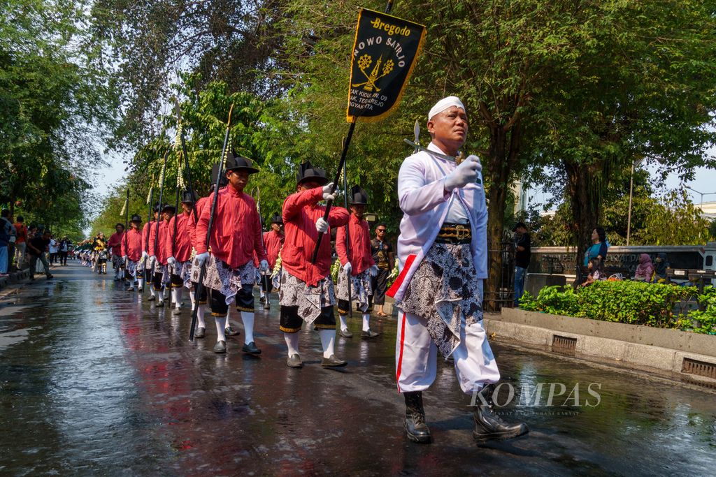 Bregada Bowo Satrio menyemarakkan Kirab Pemilu Tahun 2024 dan Deklarasi Pemilu Damai di Jalan Malioboro, Yogyakarta, Rabu (18/10/2023).