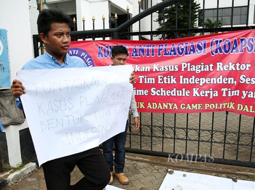 Aktivis dari Komite Anti-Plagiasi berunjuk rasa di depan Gedung Kementerian Agama, Jakarta, Rabu (27/5/2015). Mereka meminta pemerintah menangani masalah plagiasi yang terjadi di sejumlah perguruan tinggi dan dilakukan oleh mahasiswa, dosen, dan guru besar.  