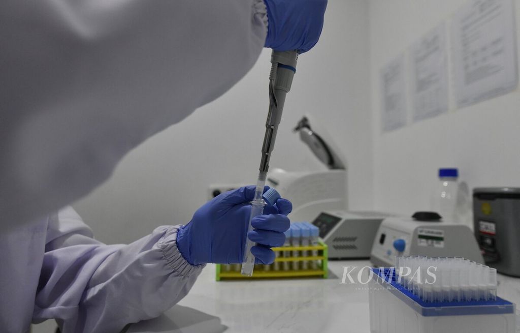 Ilustrasi. Petugas laboratorium melakukan uji sampel DNA (<i>deoxyribonucleic acid</i>) di laboratorium Asaren, salah satu perusahaan rintisan bioteknologi di Jakarta, Kamis (20/10/2022). 
