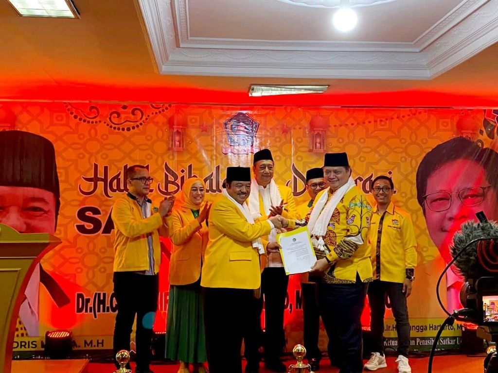 Satuan Karya Ulama Indonesia memberikan dukungan kepada Airlangga Hartarto untuk kembali menjadi Ketua Umum Partai Golkar periode 2024-2024 saat acara halalbihalal di Jakarta, Selasa (23/4/2024).