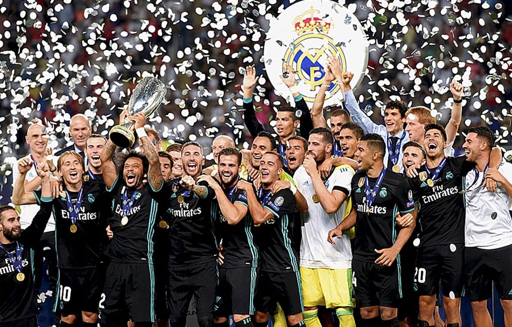 Pemain Real Madrid  merayakan keberhasilan meraih gelar juara Piala Super Eropa 2017 setelah menaklukkan Manchester United dengan skor 2-1 di Arena Nasional Philip II, Skopje, Macedonia, Selasa (8/8) waktu setempat atau Rabu  dini hari WIB.